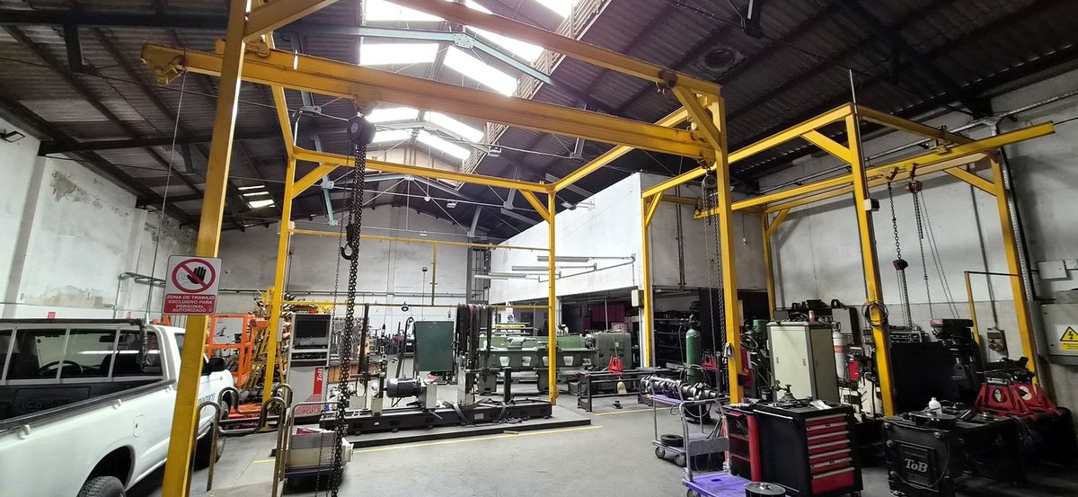 Interior del taller Apabal: maquinaria y espacio de trabajo.
